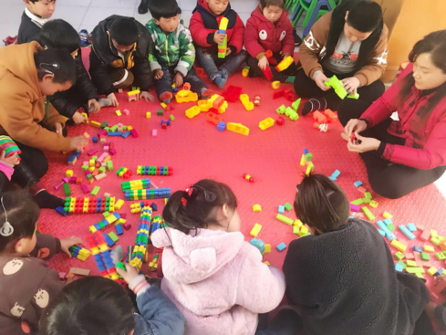 图为孩子们在快乐地玩玩具