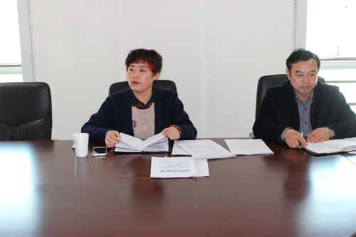图为王秋玲主任在会上作全年工作安排