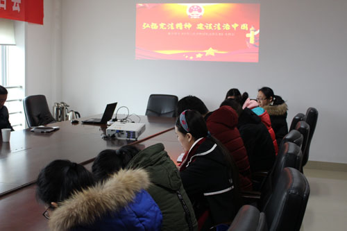 图为全体人员聆听会议内容