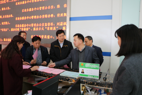 图为省残联领导在市中区政务中心现场调研