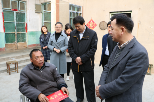 图为省残联领导走访慰问残疾人贫困户