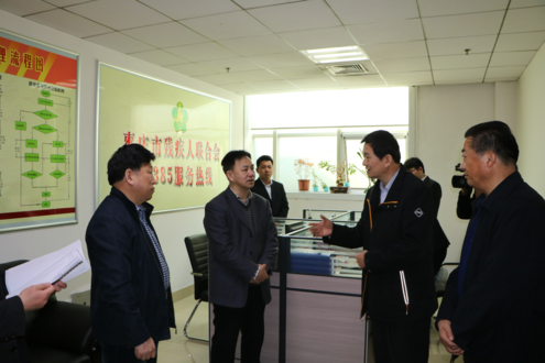 图为省残联领导现场调研12385服务热线
