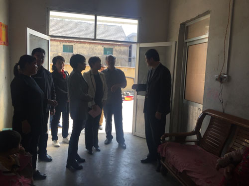 图为王国华理事长一行走访慰问贫困残疾人家庭