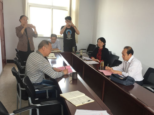 图为签订残疾人精准康复服务行动工作责任书