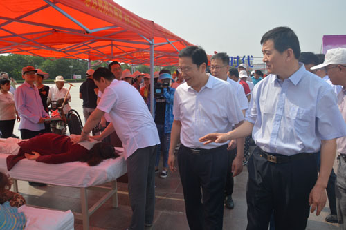 图为领导参观市按摩医院康复服务