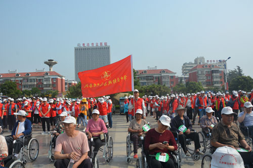 图为志愿者服务队