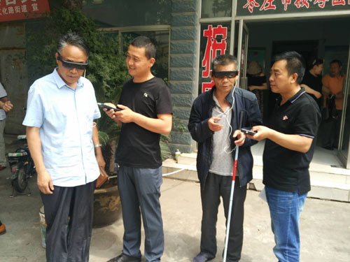 图为工作人员给调配