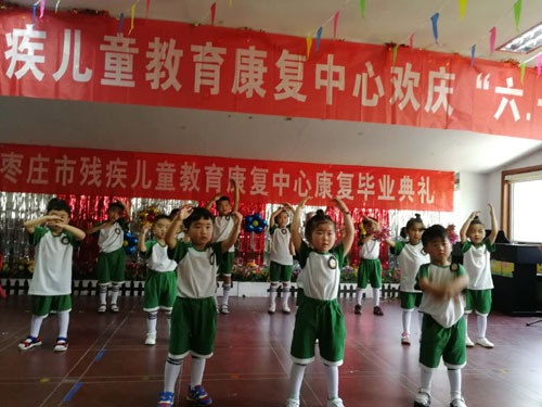 图为孩子在跳舞