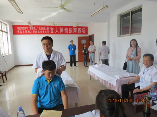 图为按摩