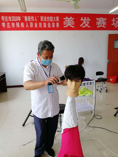 图为理发