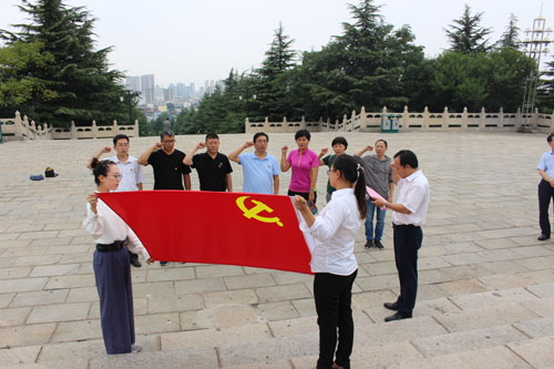 图为庄严宣誓