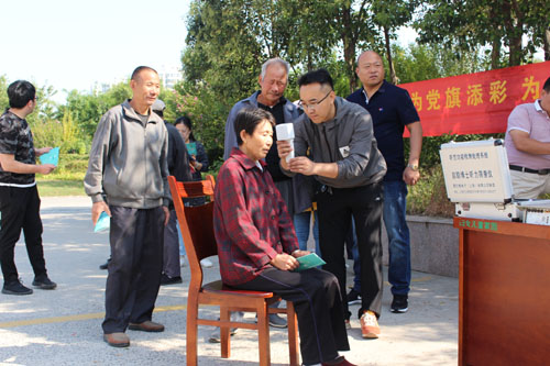 图为进社区