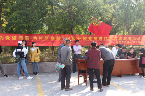 图为进社区为老人服务