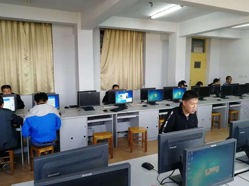 图为培训中