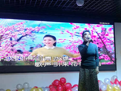 图为盲人吴老师演唱