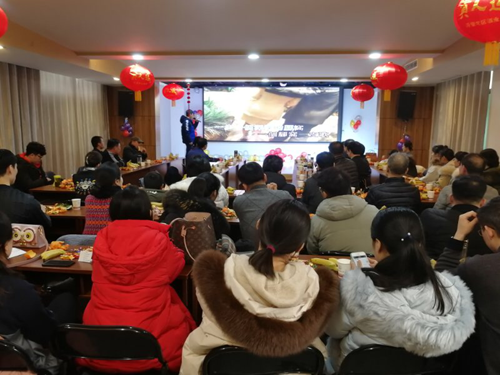 图为演唱中