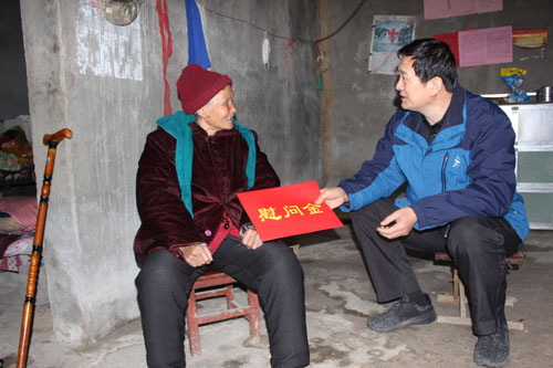 图为慰问