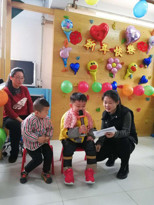 图为朗诵