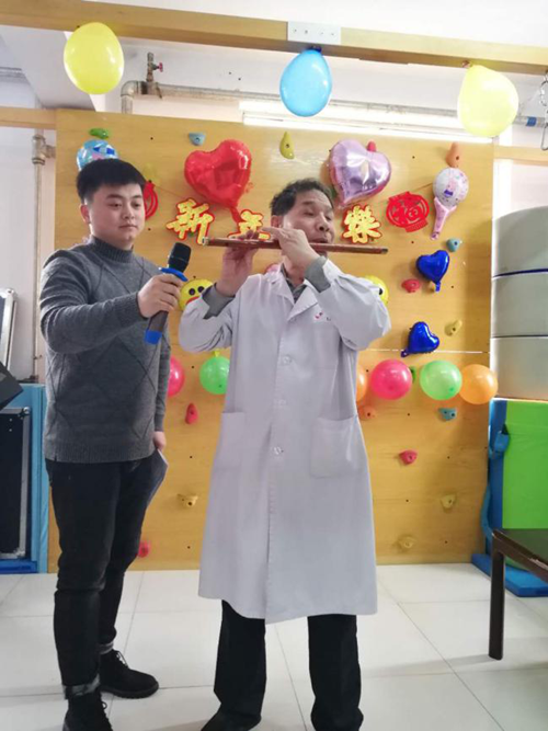 图为盲人大夫献节目