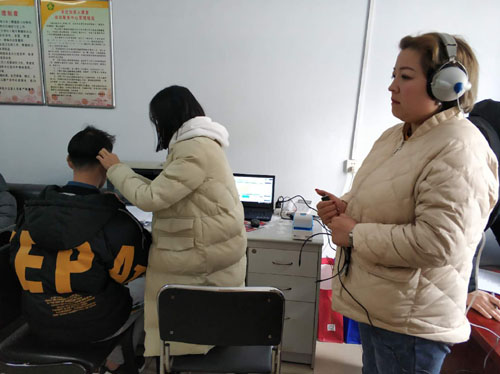 图为验配中