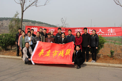 图为植树活动