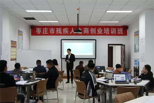 图为培训中