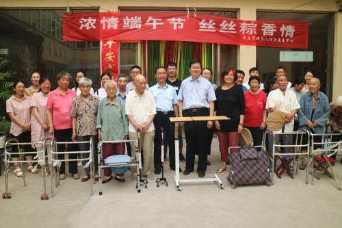 枣庄市残联理事长王国华、枣庄市综合康复中心主任王秋玲及部分单位人员与敬老院老人合影