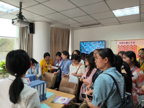 济南市康复中心安排学员到孤独症训练室进行参观交流。