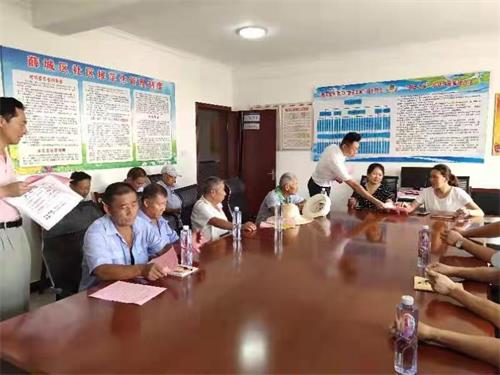 图为为社区残疾人发放宣传资料