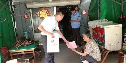 图为走访社区为老人发放宣传页