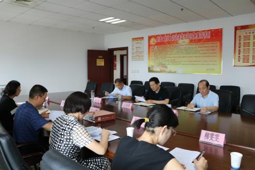 图为王国华理事长向山东特殊教育职业学院白文国副院长汇报我市调研残疾人教育和就业工作。
