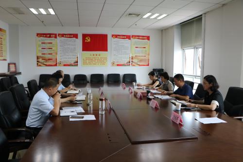 图为王国华理事长向山东特殊教育职业学院白文国副院长汇报我市调研残疾人教育和就业工作