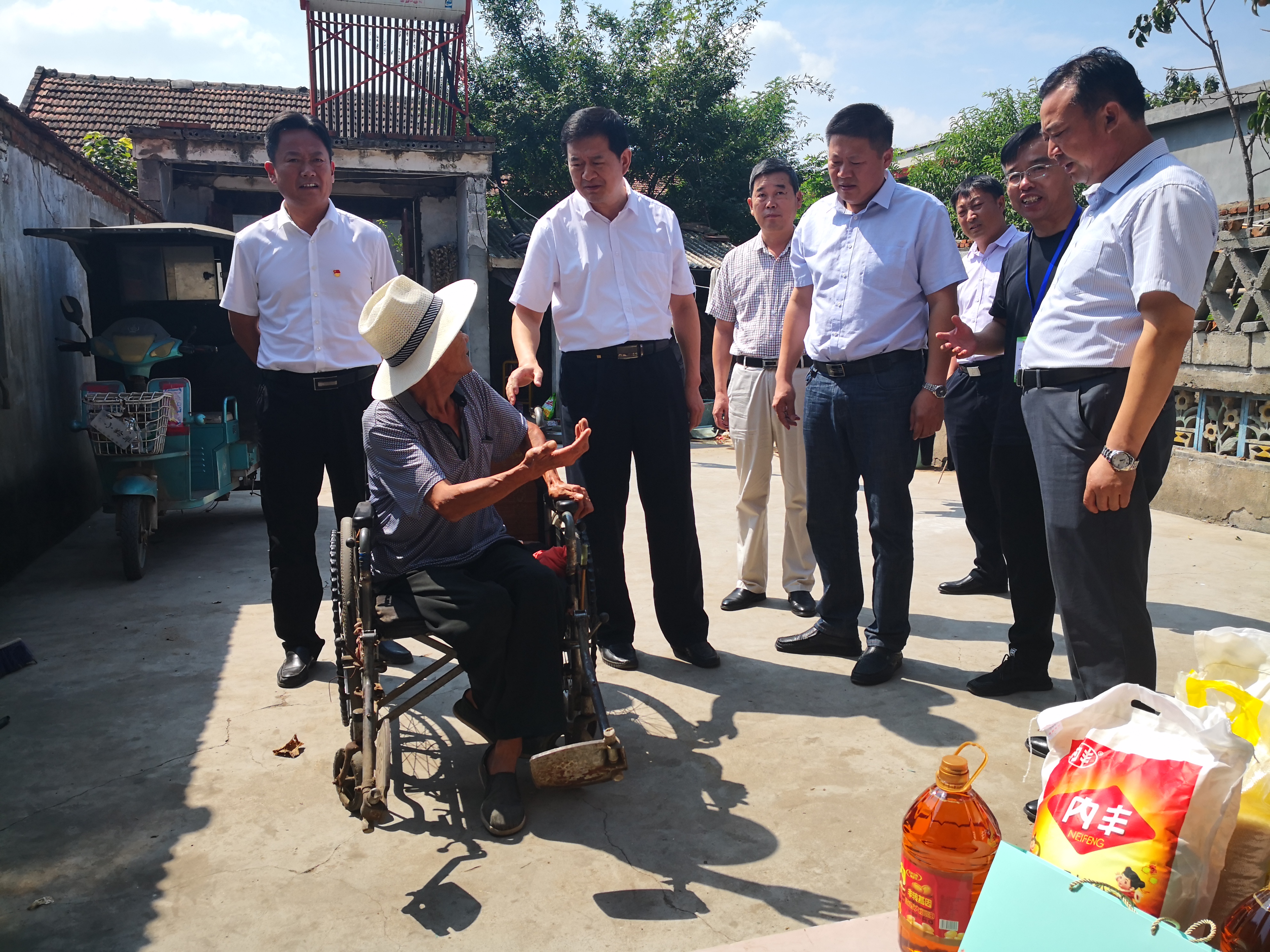 图为走访底阁镇建档立卡贫困残疾人户。