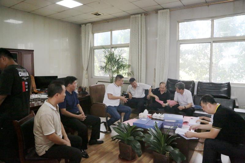 图为查阅档案资料和座谈交流。