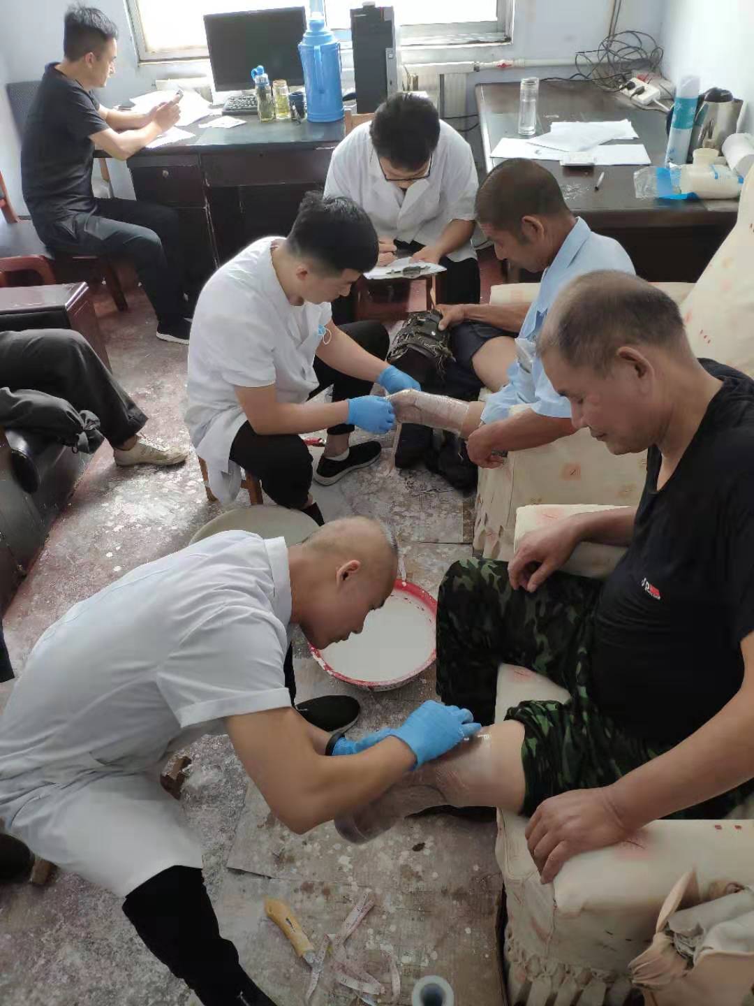 图为工作人员为残疾人进行假肢适配。