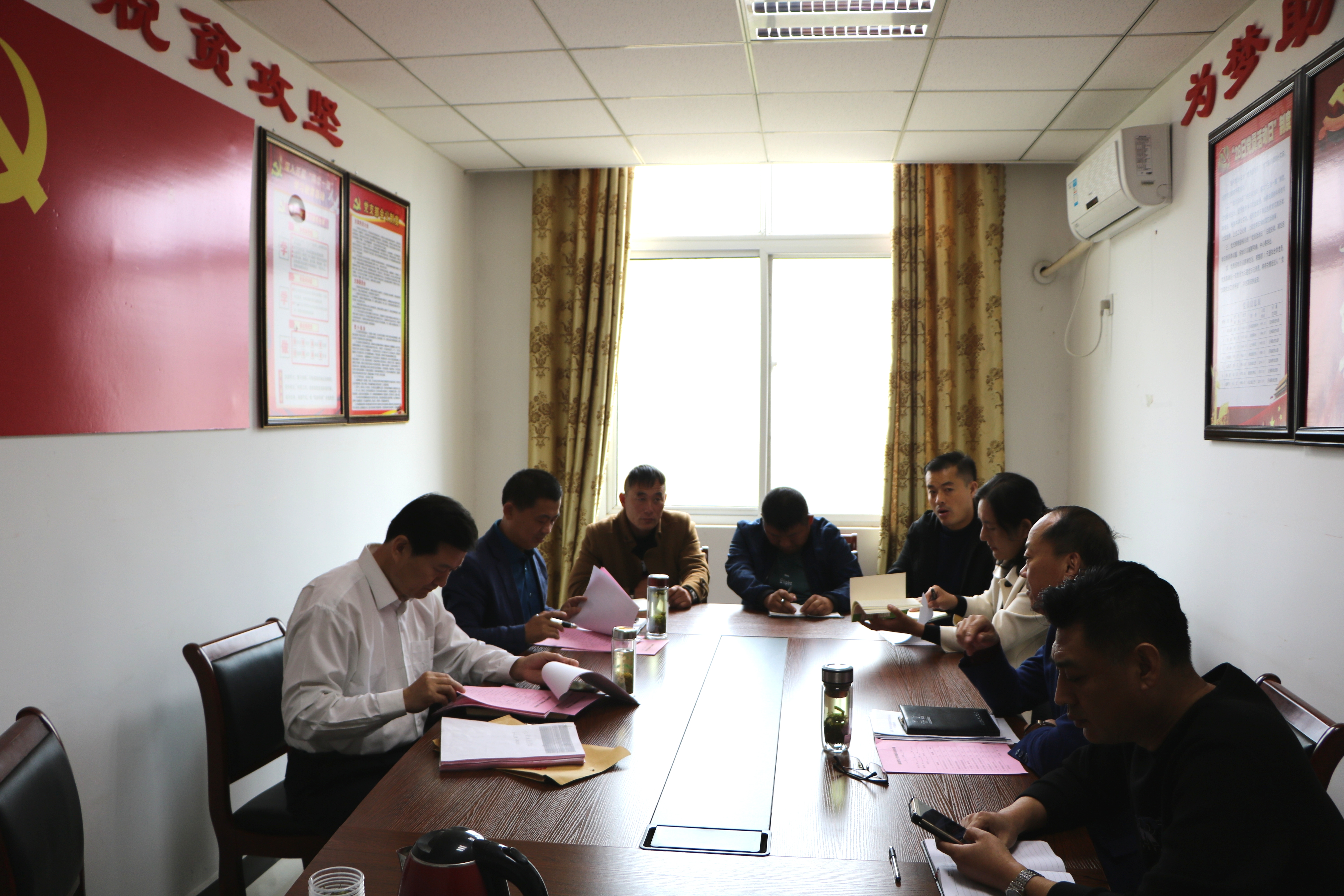 图为在会议室和残疾人代表、专职干事代表、专职委员代表等进行座谈交流。