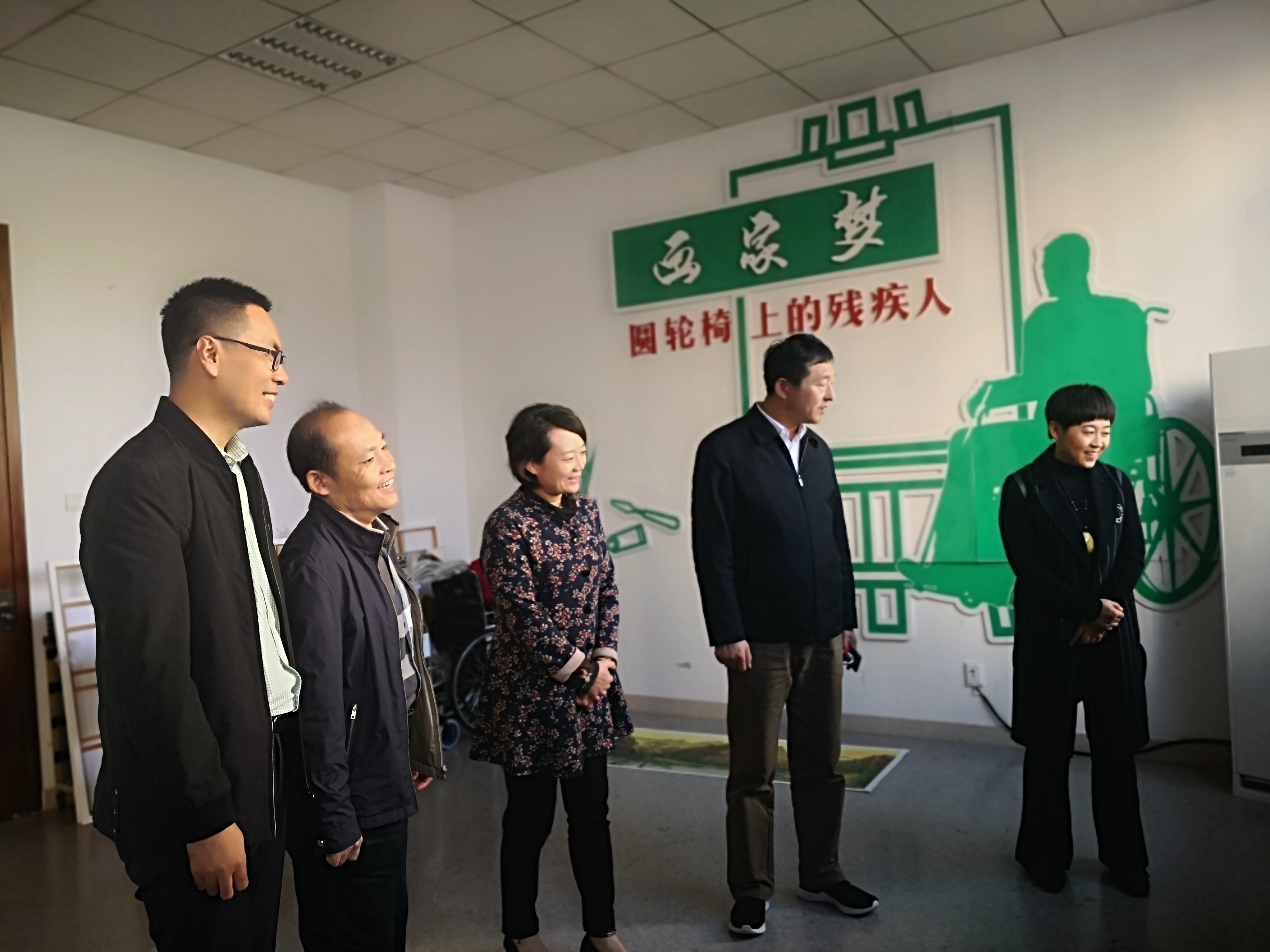 图为考察学习轮椅上的画家梦培训项目。