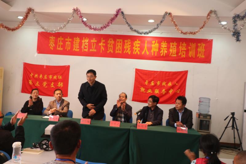 图为第六届全国道德模范、威海长城爱心大本营党委书记刘长城结合自身经历为残疾学员们做先进事迹报告。