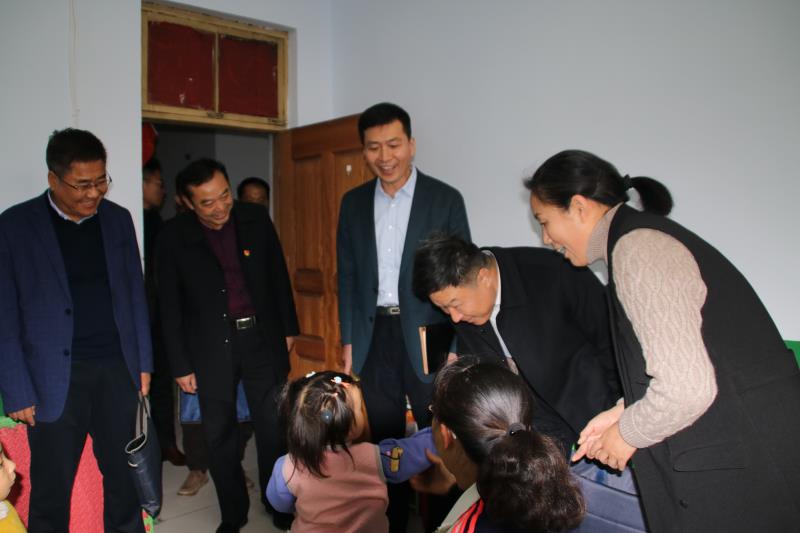 图为王传海组长一行与残疾儿童进行了亲切的交流互动。