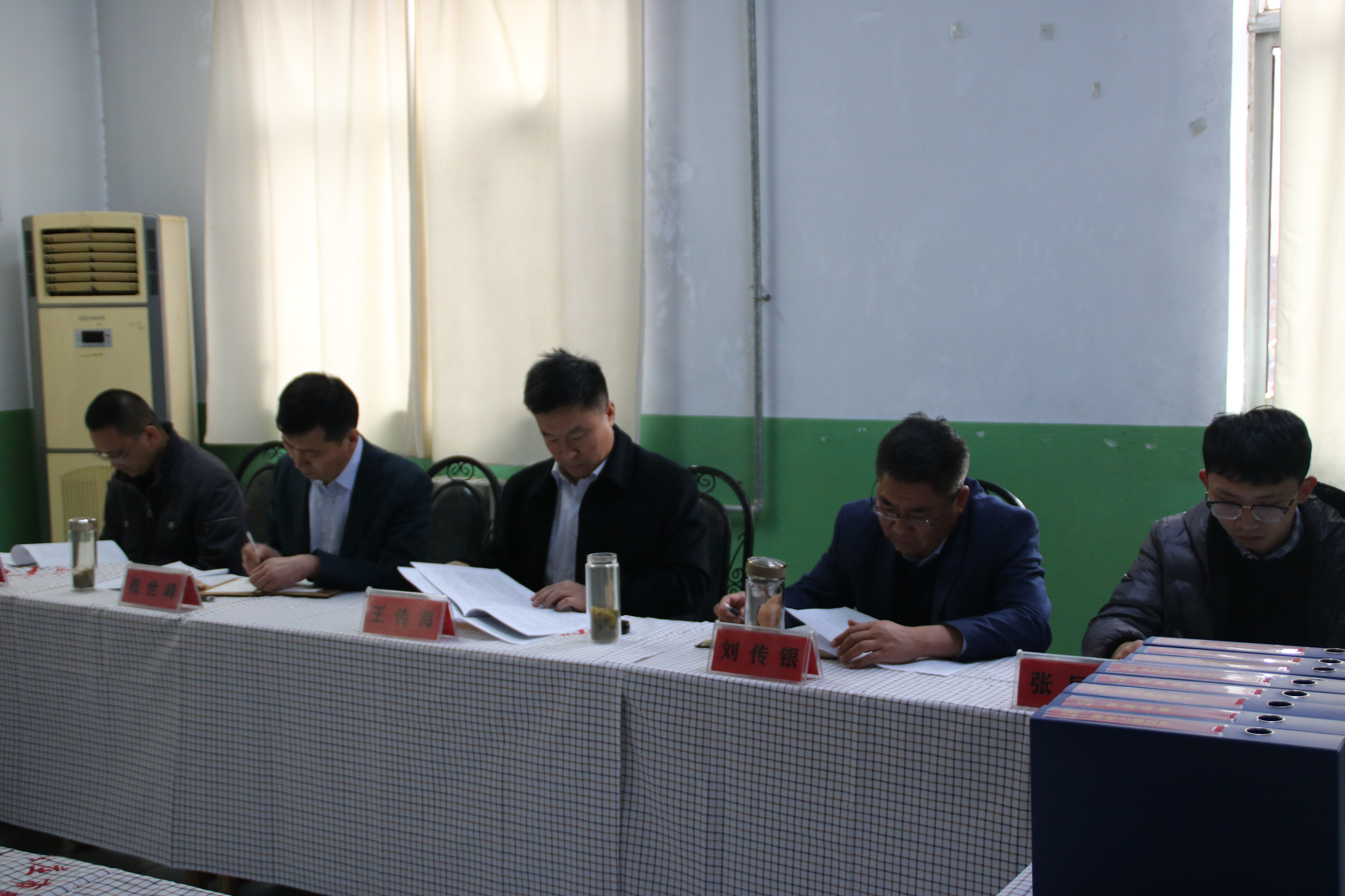 图为座谈会现场。