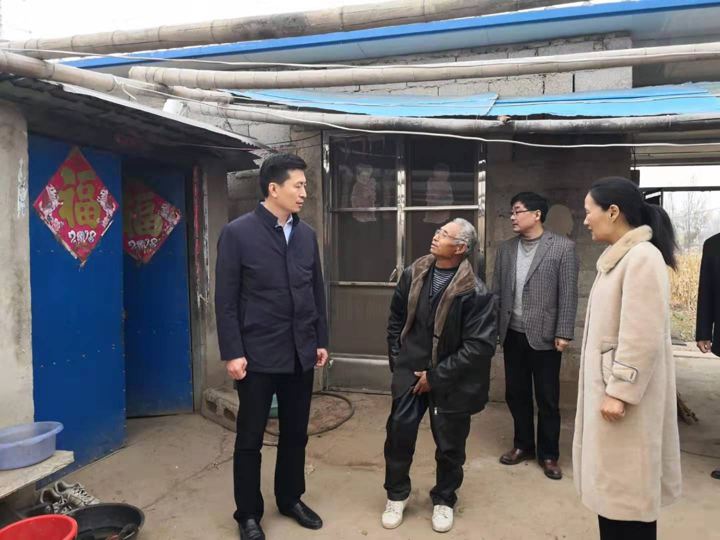 图为祝世峰理事长入户走访。