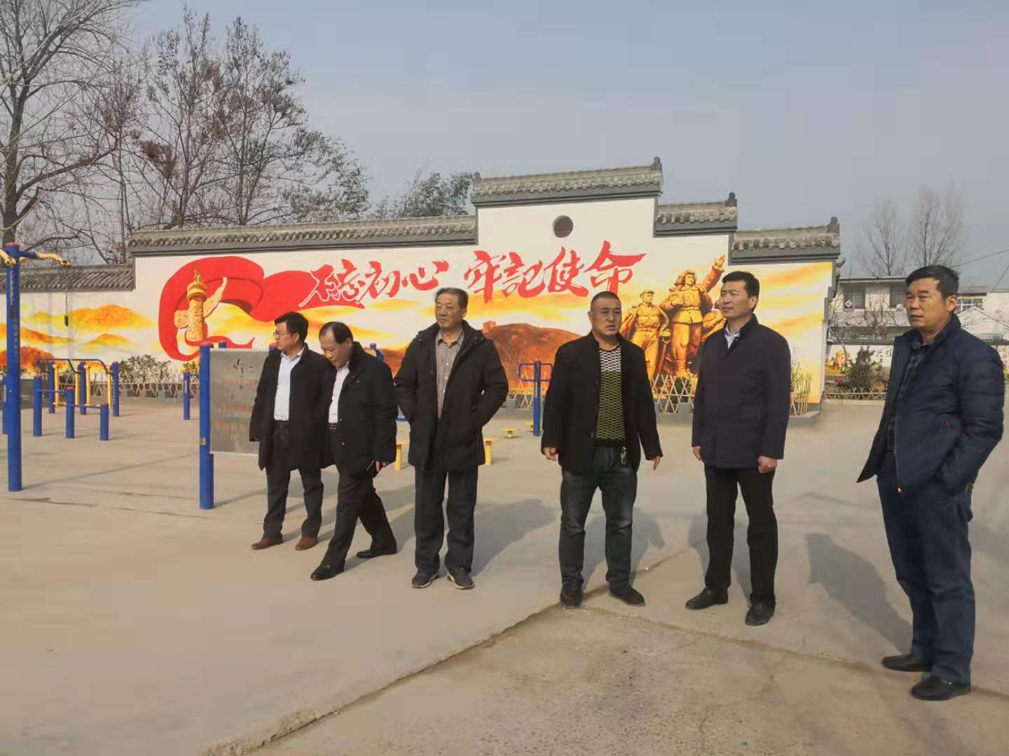 图为祝世峰理事长在穆庄村调研