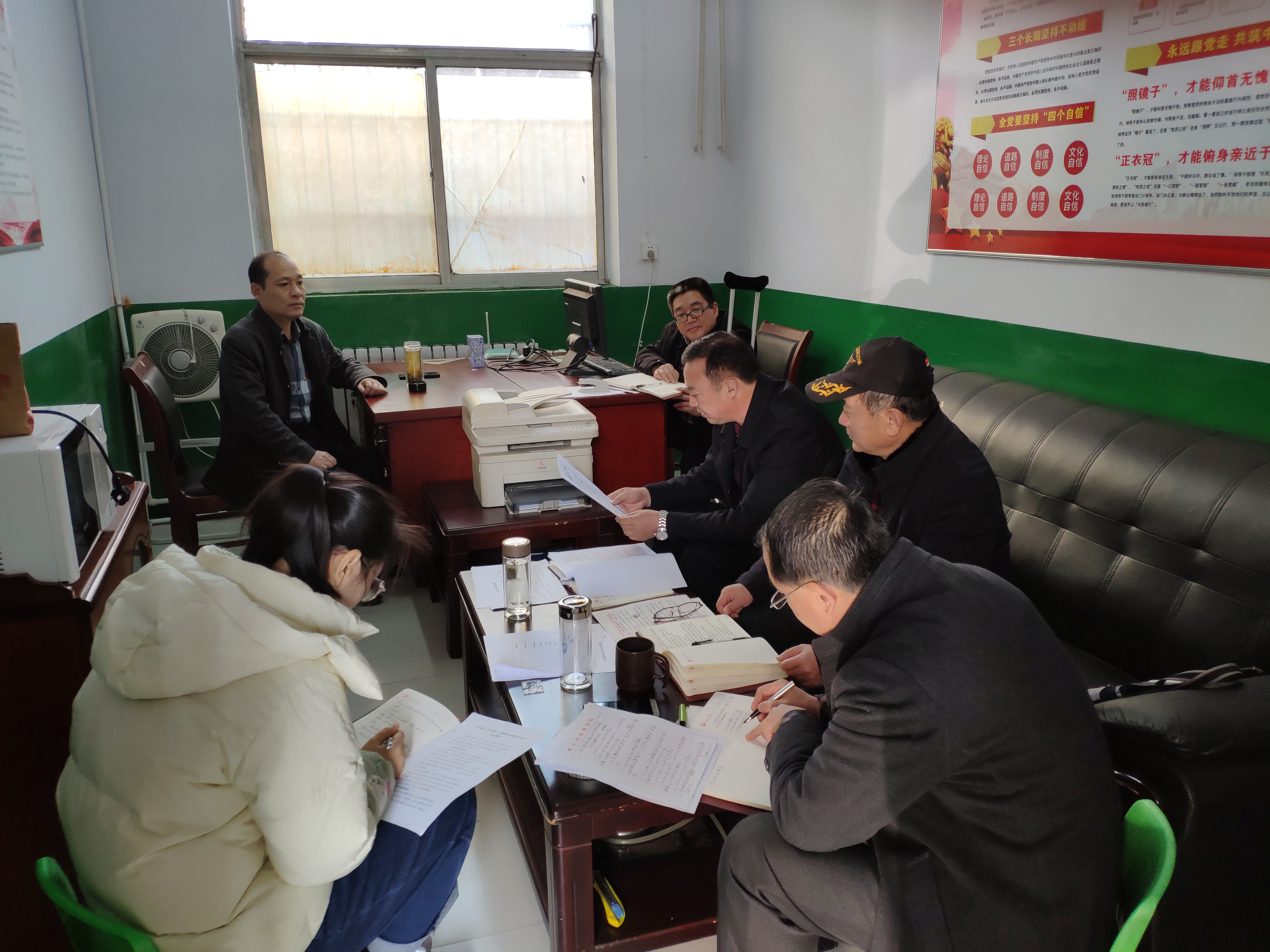 图为市残联第二党支部召开2019年度组织生活会暨民主评议党员大会。