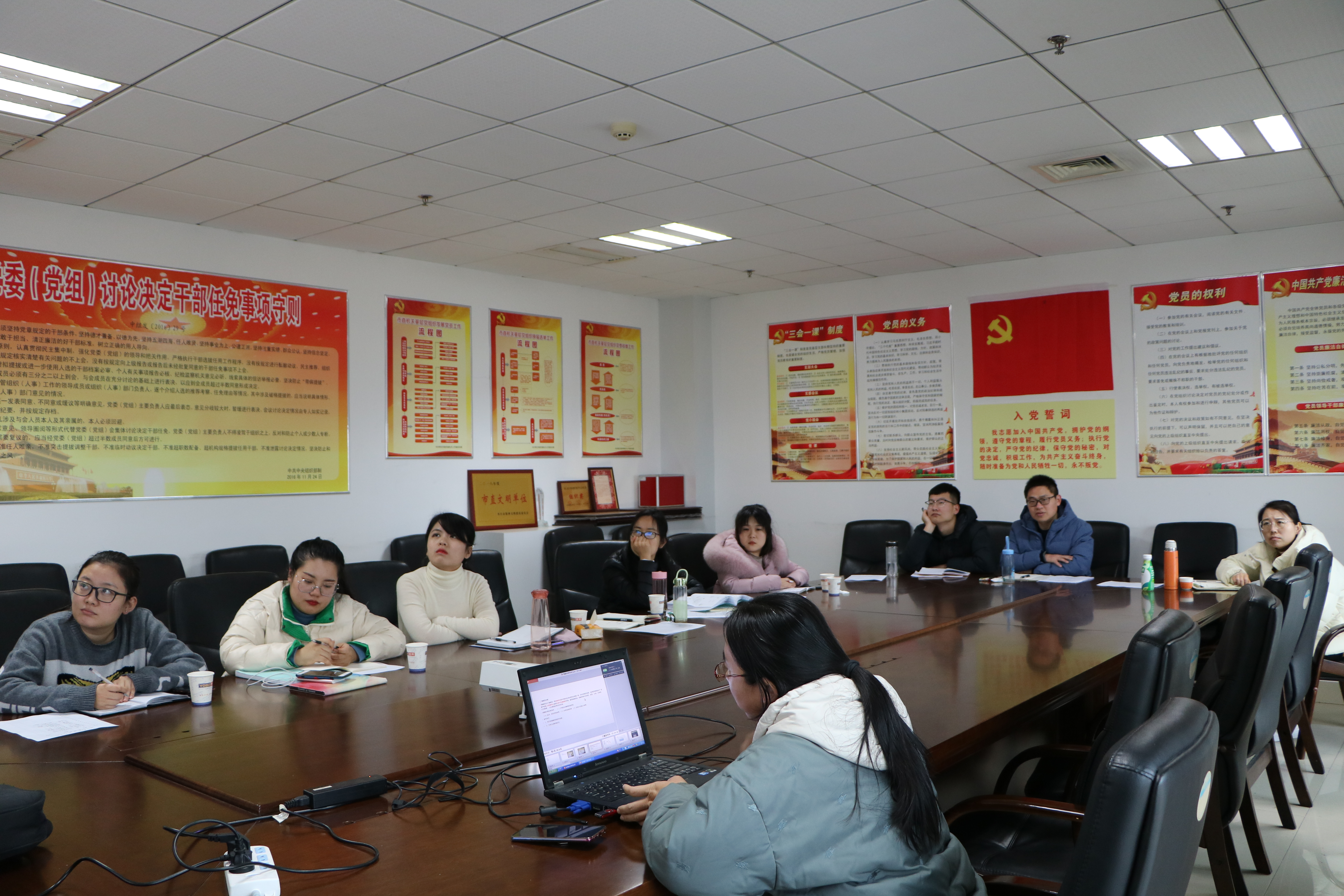 图为市残疾人综合康复中心全体人员举办业务分享培训班。