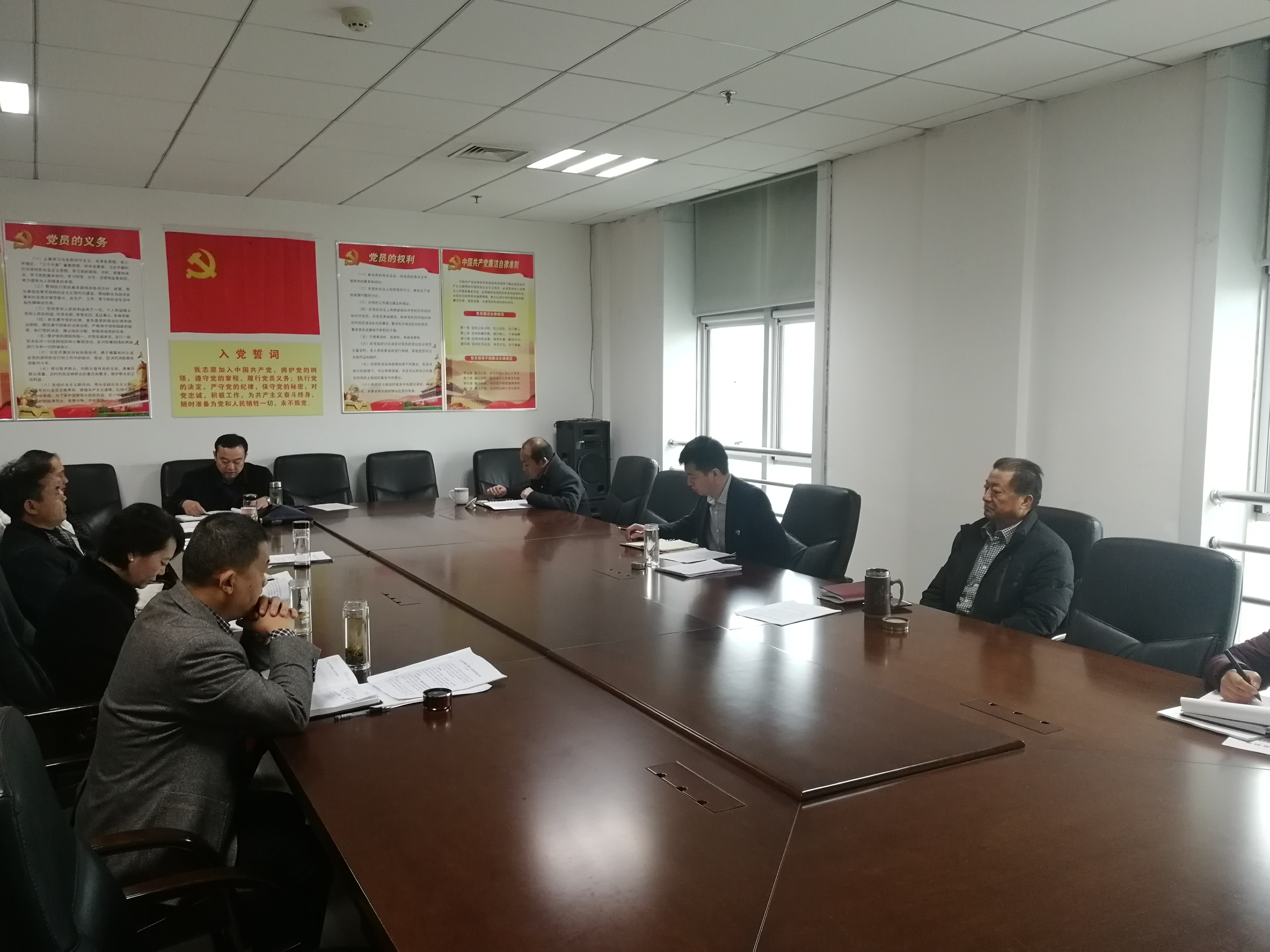 图为枣庄市残联召开新年第一次办公会议。
