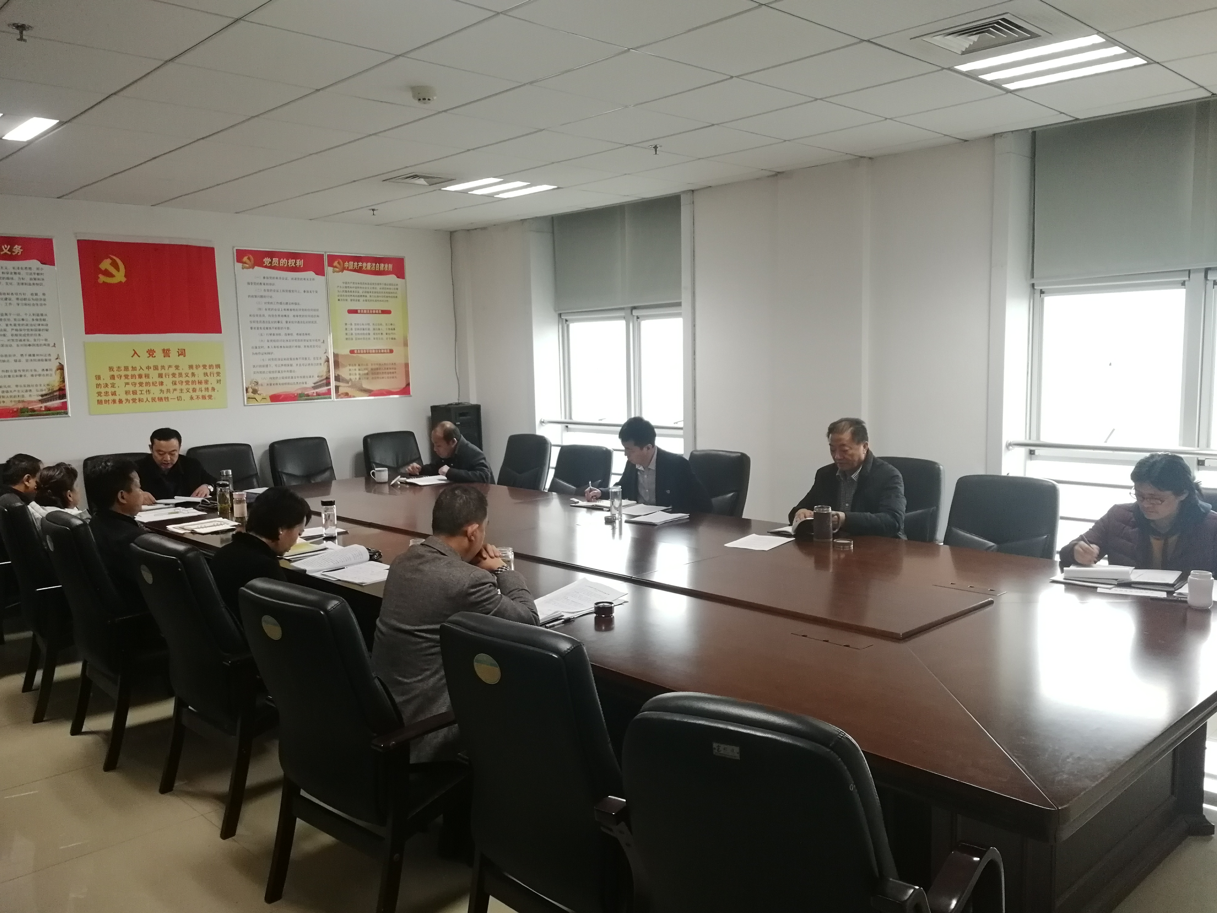 图为枣庄市残联召开新年第一次办公会议。