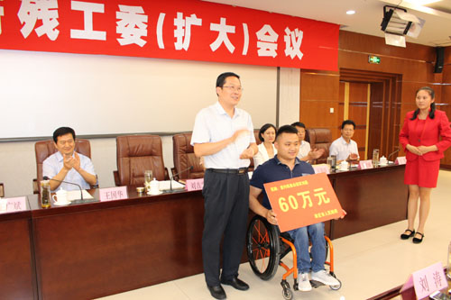 图为市委、市政府给予枣庄市举重运动员刘磊丰厚的奖金奖励。