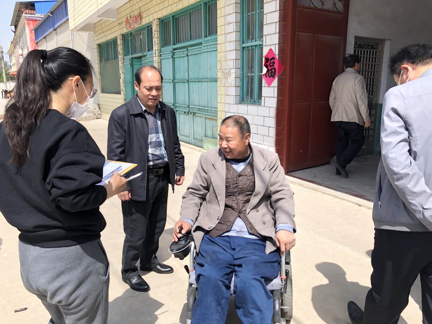 入户向残疾人了解无障碍改造情况.jpg