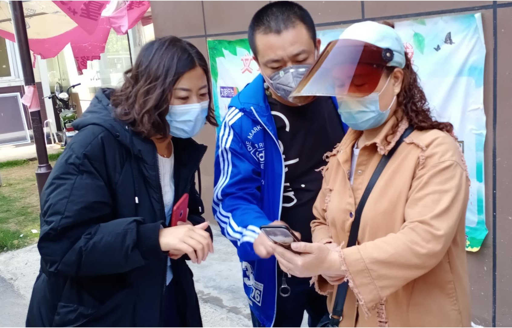帮助居民扫码办理健康通行卡2.jpg