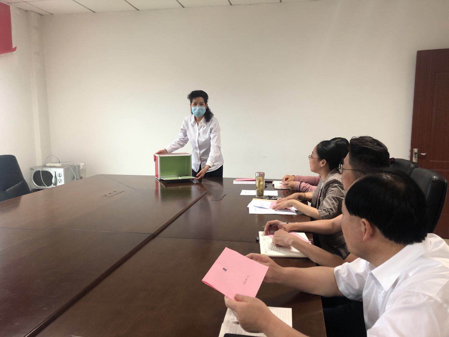 计票人发放选票、检查票箱